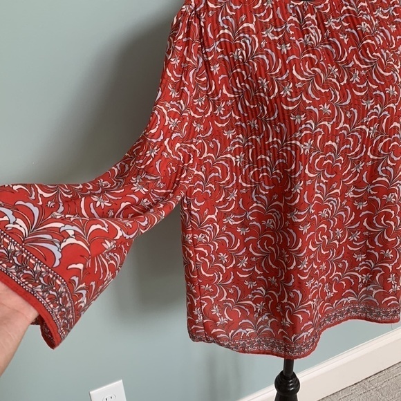 Max Studio Pleated Flowy Printed Top Size Small - Picture 2 of 6